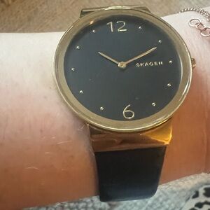 SKAGEN SKW2370 Freja 34 mm gold tone black leather watch women’s